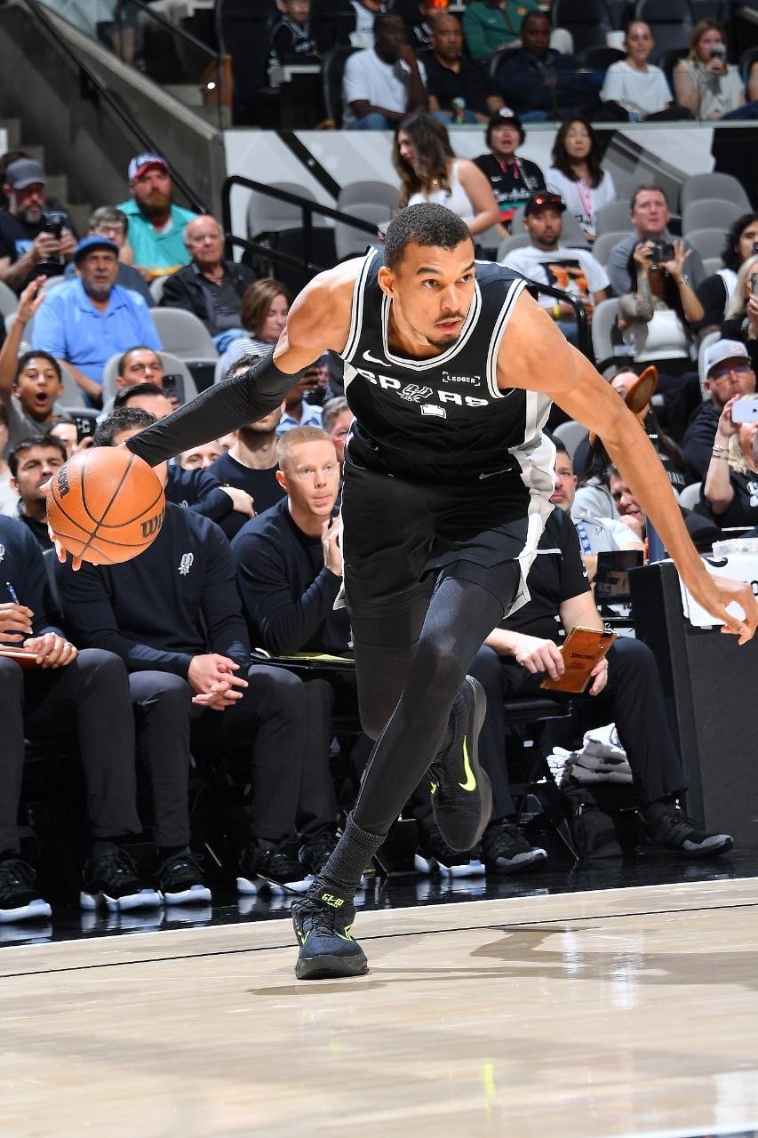 开云体育注册-文班38+16+5帽历史第二马刺大胜活塞 福克斯29分坎宁安26+8